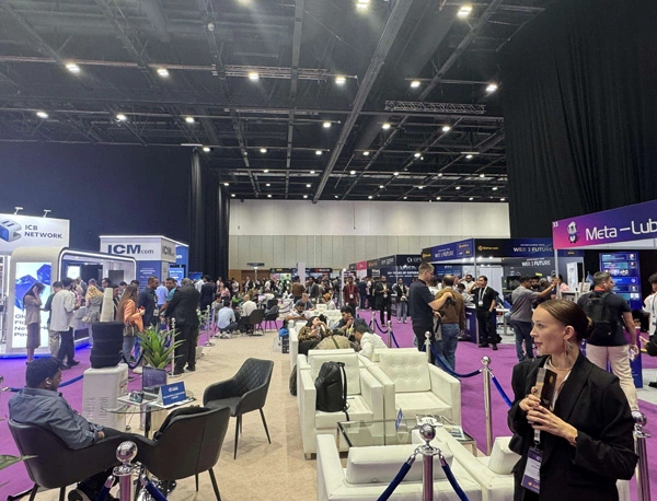 Technoloader networking at Dubai blockchain expo